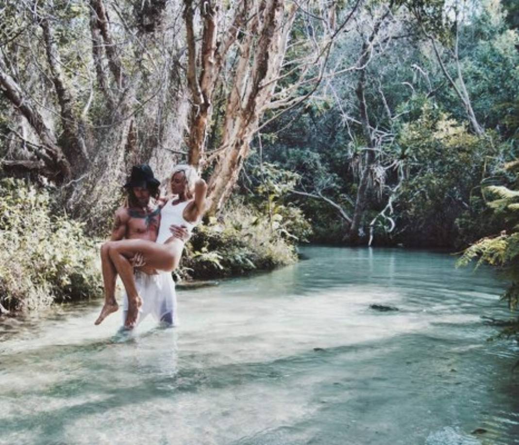 Mitch considera ahora escribir una novela sobre las aventuras con su pareja.