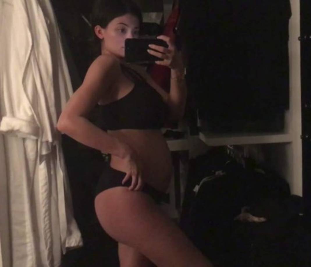 'El embarazo ha sido la experiencia más bonita, empoderadora y que más me ha cambiado la vida y realmente voy a echarlo de menos. Agradezco la ayuda de mis amigos y especialmente a mi familia por hacer todo lo privado posible este momento tan especial. Mi preciosa y sana bebé llegó el uno de febrero y no podía esperar más para compartir esta bendición. Nunca había sentido tanto amor y felicidad como ahora. Gracias por entenderlo', escribió Jenner.