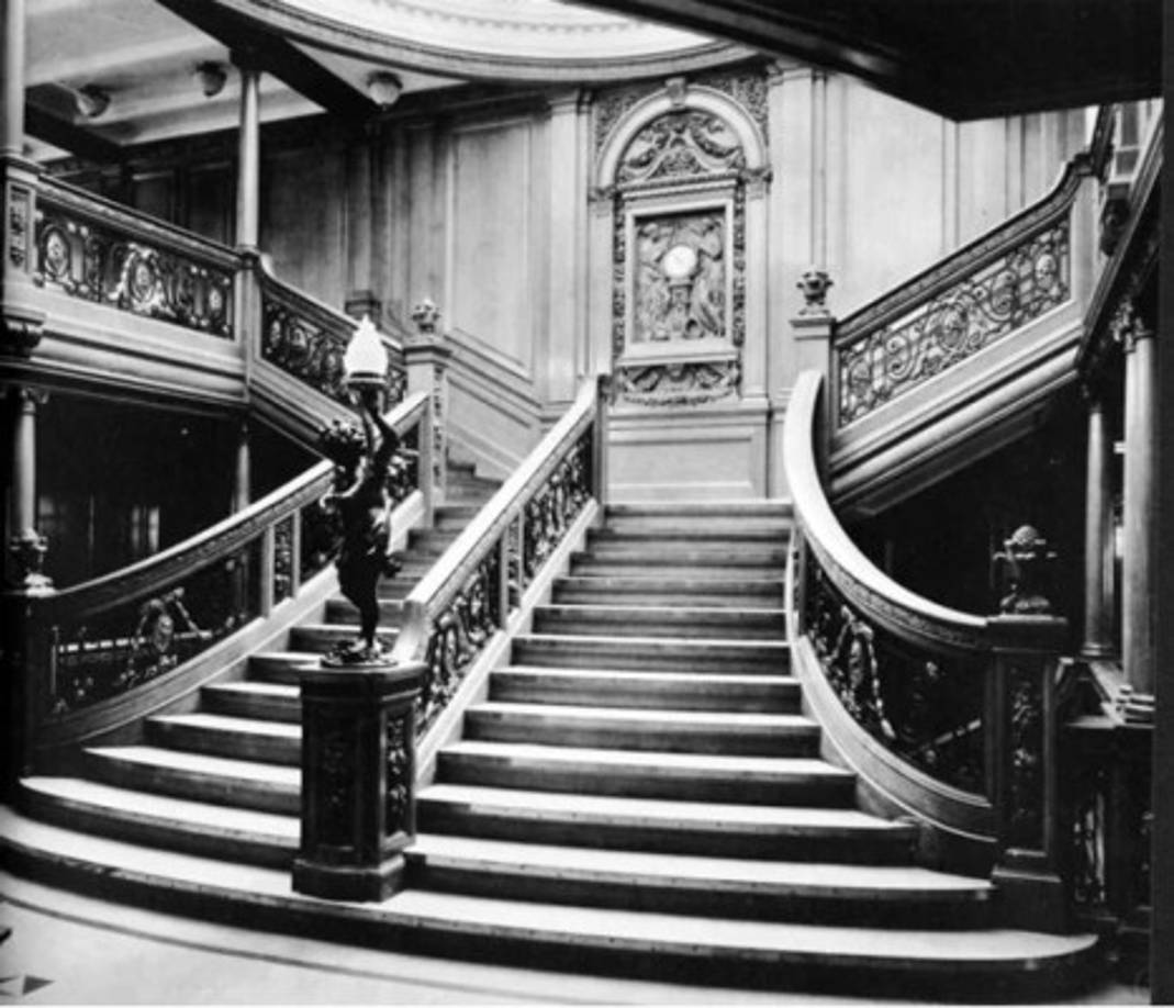 La gran escalera del RMS Titanic, solo utilizada por pasajeros de primera clase.