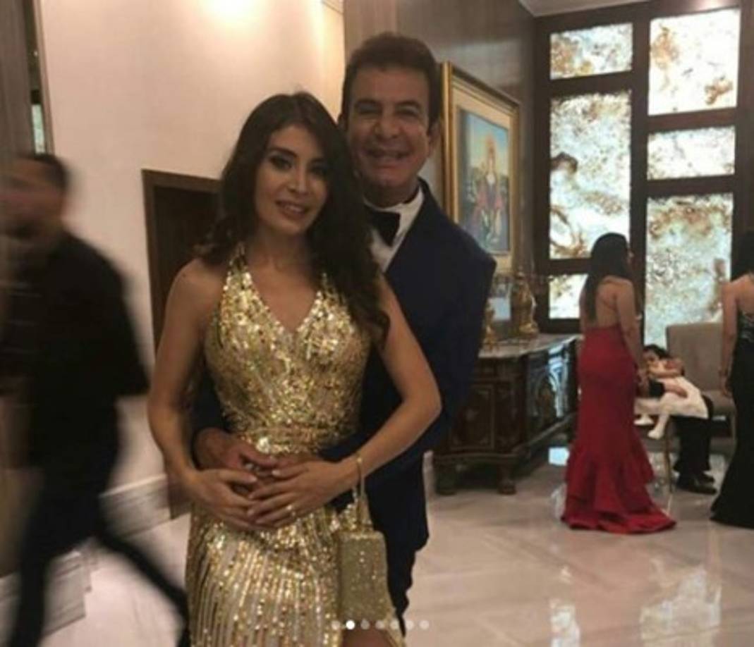 Iroshka lució impecable con un vestido dorado ajustado a su cuerpo, mientras que Salvador se mostró elegante con un traje azul.