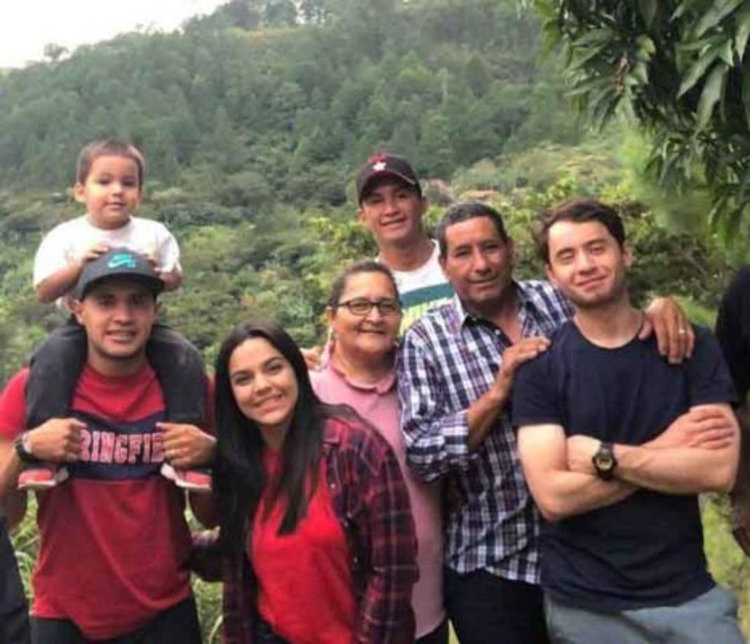 Roger Rojas: El delantero hondureño de la Liga Deportiva Alajuelense de Costa Rica regresó a Honduras para compartir con sus seres queridos.