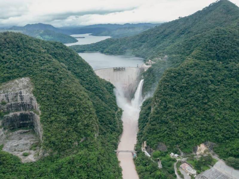 La maniobra de descarga comenzó ayer, sábado, pasadas las 2:00 de la tarde.