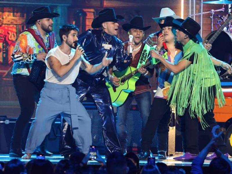 Los integrantes del Grupo Firme llegaron al escenario para darle voz a su éxito “Ya supérame” y luego se les unió el colombiano Camilo para presentar su primera colaboración titulada “Alaska”.