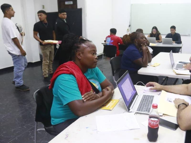 Con la esperanza de mejorar la vida de sus familias, cientos de hondureños participan en entrevistas para optar a empleos agrícolas temporales en España.