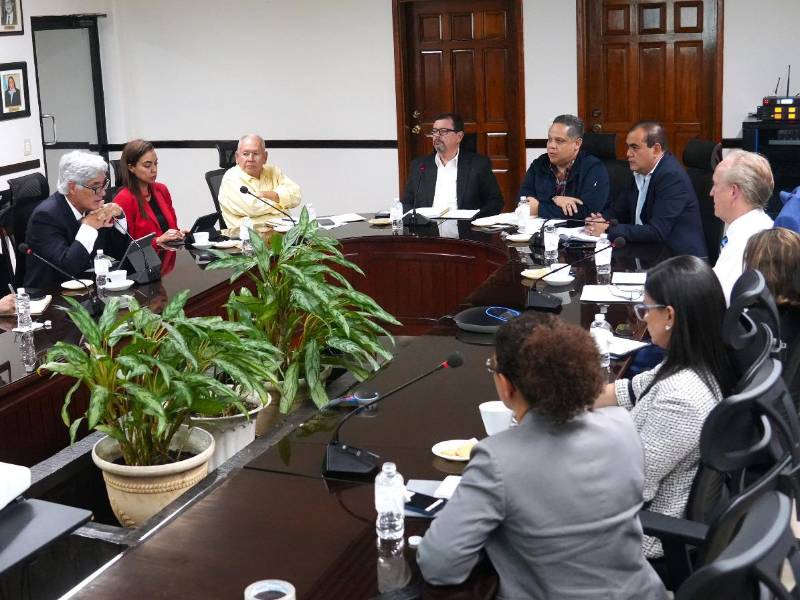 Representantes del Banco Mundial y de la Secretaría de Agricultura y Ganadería en la reunión de revisión de proyectos.