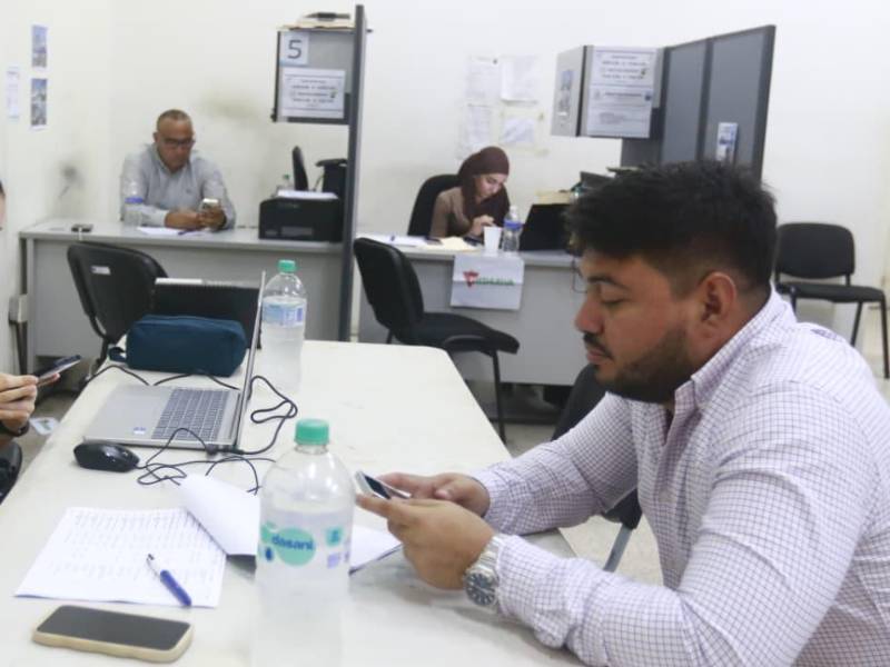Representantes de empresas españolas entrevistan a hondureños que buscan una oportunidad laboral para mejorar sus ingresos y brindar un mejor futuro a sus familias.