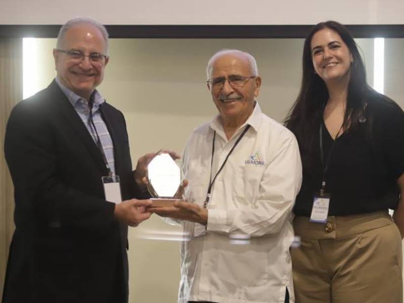 Mauricio Kattán, exponente de la jornada, recibió un reconocimiento por parte del presidente VALMORAL, Fuad Faraj, y su vicepresidenta, Joyce Faraj.