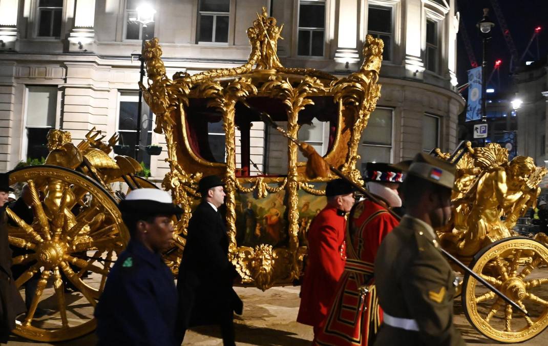 La fastuosa carroza de oro, de 260 años de antigüedad, encabezará el desfile. En ella viajarán los nuevos monarcas, Carlos y Camila.