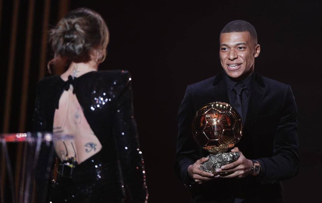 Kylian Mbappé fue quien entregó a la delantera española del FC Barcelona, Alexia Putellas, el Balón de Oro Femenino 2021.