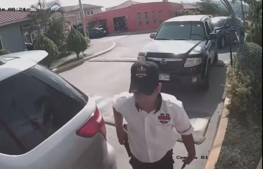 Una cámara de seguridad grabó el momento en el que el guardia discutió con Yaacov Levi y luego le disparó.