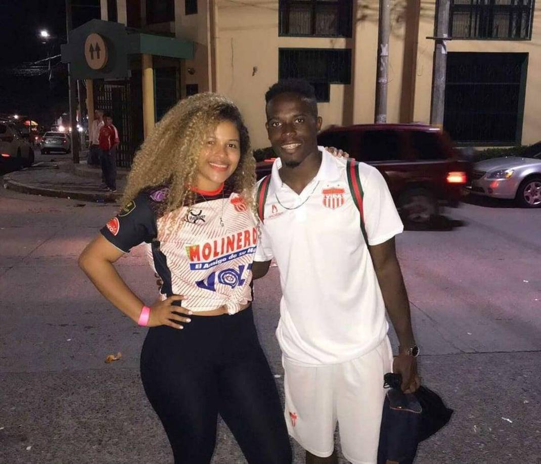 Marvin Bernárdez: El veloz jugador del Vida tiene como esposa a Gabby Correa.