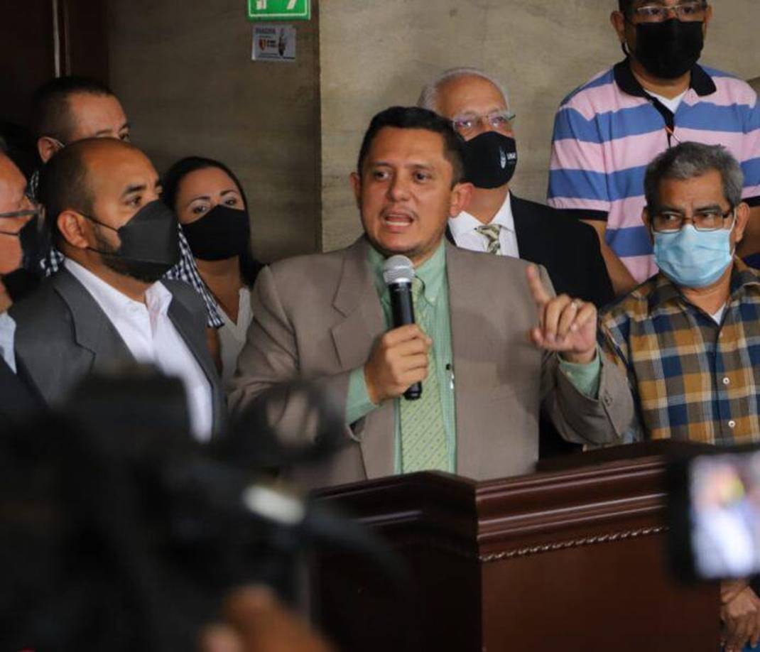 8. Edgardo Casaña (Libre): también incluido en la Lista Engel. Señalado por incurrir en una importante corrupción al reestructurar indebidamente el Instituto Nacional de Previsión del Magisterio (INPREMA) para destinar más de 5 millones de dólares en beneficios a aliados políticos y electores, con el fin de asegurar votos y mantener el poder político. En las últimas horas, Casaña delegó a su suplente para la votación en la elección del fiscal general. 