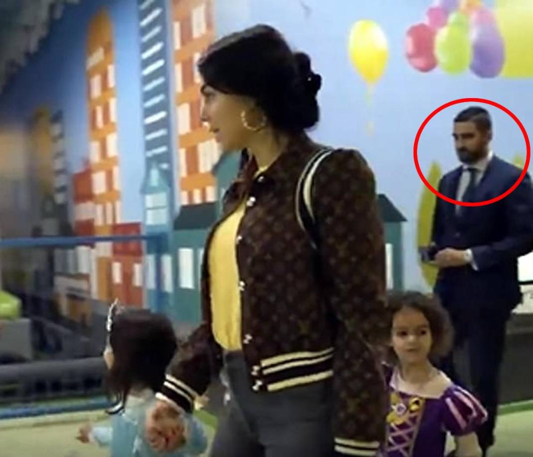 Recientemente fue visto a uno de los gemelos protegiendo a Georgina Rodríguez y los niños durante su visita a Madrid para el cumpleaños de Alana Martina.