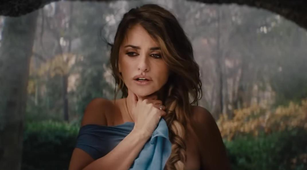 Penélope Cruz en el video musical del tema “313”.
