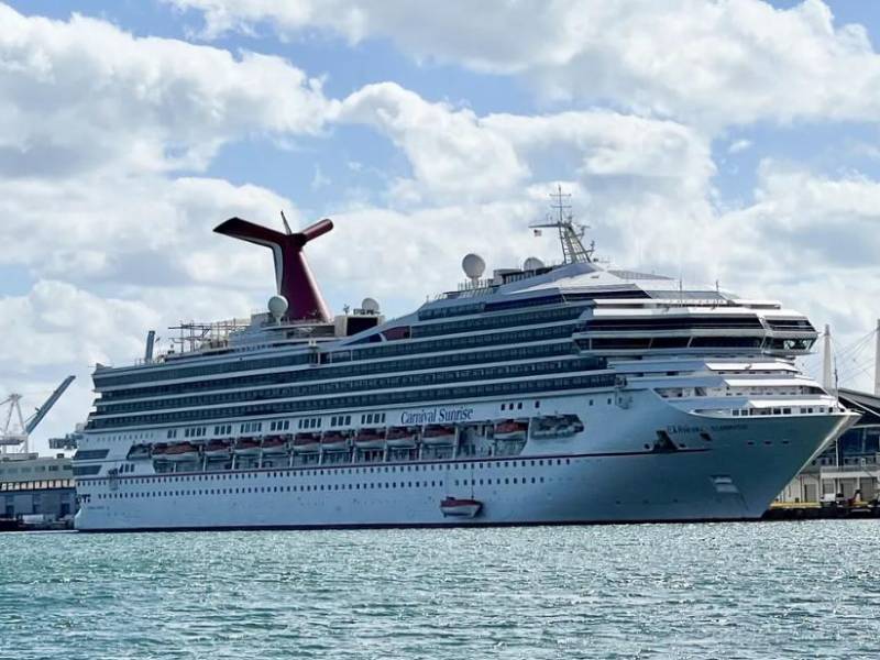 Un hombre cayó al mar tras asomarse al balcón de su camarote en un crucero de Carnival.