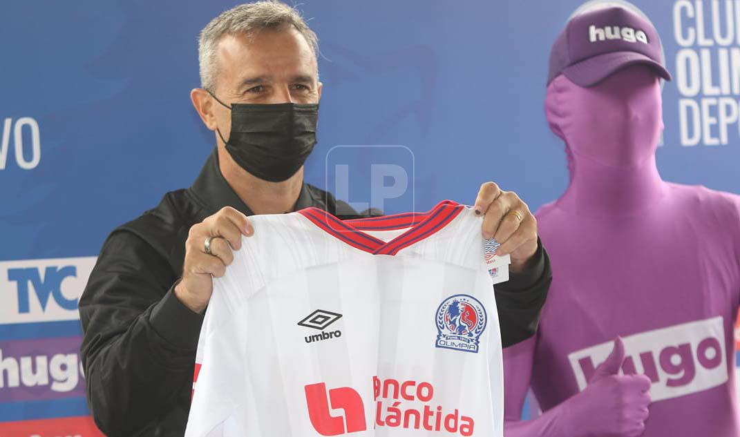 Pablo Lavallén en su presentación como nuevo entrenador del Olimpia.