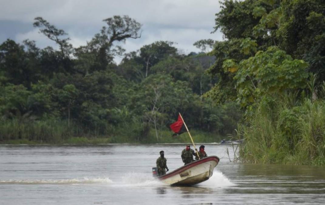 Las bombas direccionadas por chips ocultos por 'el enemigo' en mochilas, botas o provisiones, han conseguido violentar una fortaleza del ELN: el bosque tropical húmedo del Chocó, un departamento de mayoría afro y con poblados indígenas sobre el Pacífico, castigado por la pobreza, el desplazamiento y el abandono estatal.