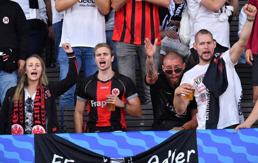 Los hinchas alemanes también viajaron a Helsinki para apoyar al Eintracht Frankfurt.