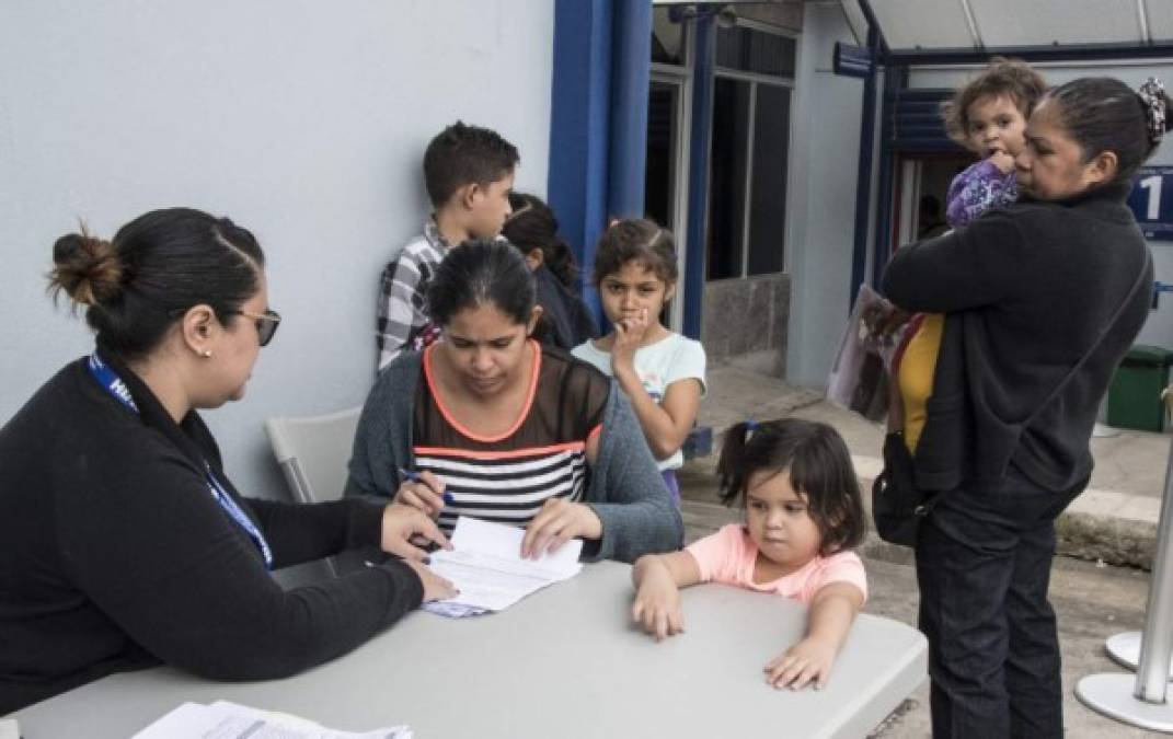 Los nicaragüenses son asistidos en los puntos migratorios para llenar sus solicitudes de asilo o legalización en algunos casos.