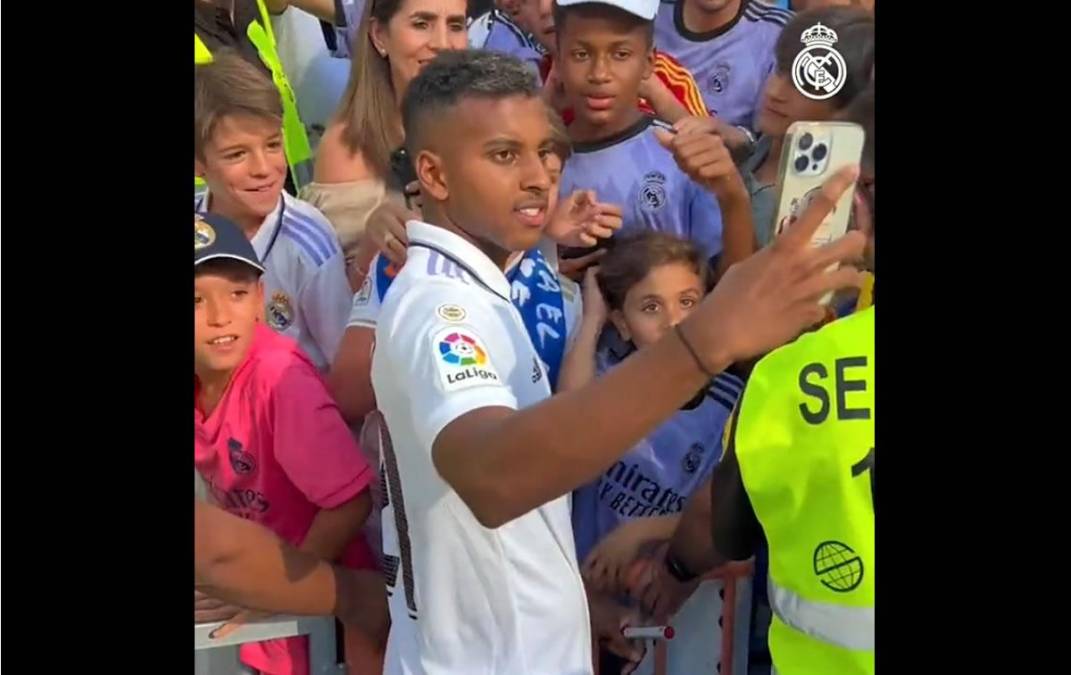 El gran detalle de Rodrygo tras el final del partido. Se acercó a la grada para tomarse fotos con aficionados del Real Madrid.