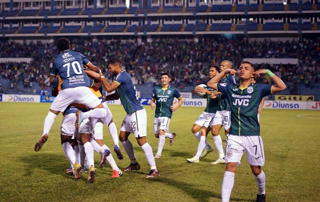 La celebración de los jugadores de Marathón tras lograr empatar el derbi contra el Real España.