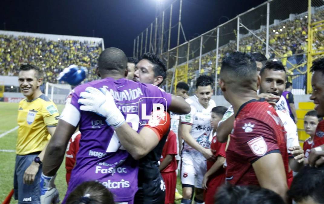 Luis ‘Buba‘ López saludó con un abrazo a Leonel Moreira, portero del Alajuelense, antes del inicio del partido.