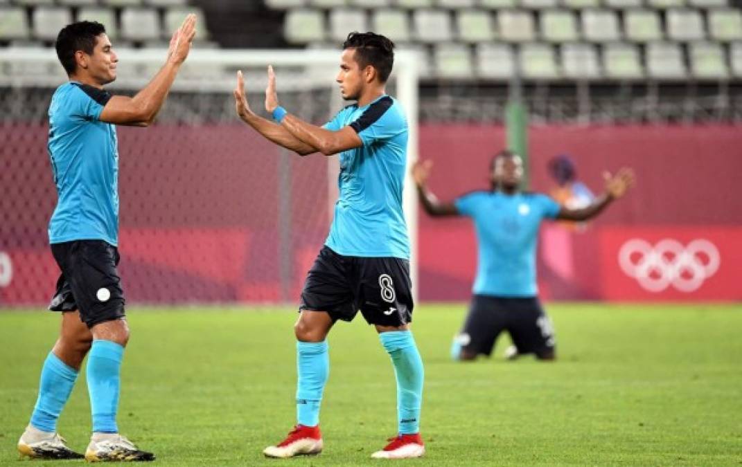 Carlos Pineda y Edwin Rodríguez festejan la victoria de Honduras al final del partido.