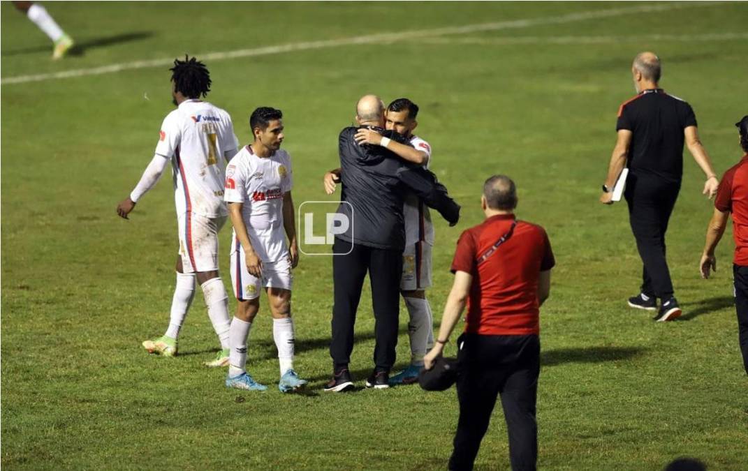 Fabián Coito se mostró cariñoso con jugadores del Olimpia a los que dirigió cuando fue entrenador de la Selección de Honduras.