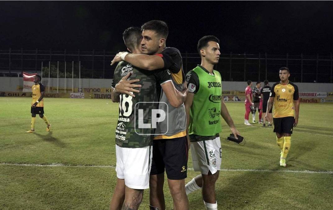 El buen gesto de Ramiro Rocca consolando a su compatriota Lucas Campana, delantero del Marathón, que estaba triste por la eliminación de su equipo.