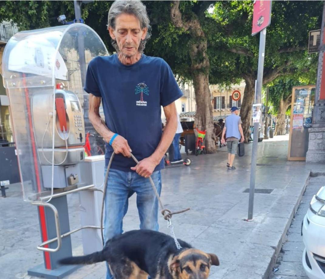 El medio italiano ‘Corriere Dello Sport’ informó que en los últimos tiempos Maurizio Schillaci vive en la calle con su perro Ciccio: “Está enfermo y sufre una desnutrición importante”.