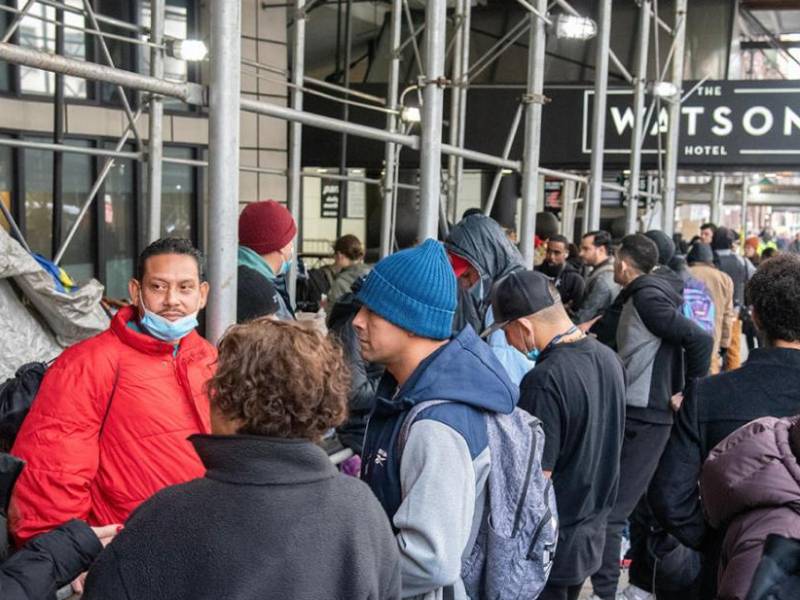 La llegada de miles de inmigrantes a Nueva York ha obligado a las autoridades de la ciudad a rentar cientos de habitaciones en lujosos hoteles para albergar a los indocumentados pagando millones de dólares, lo que ha causado indignación entre los conservadores.