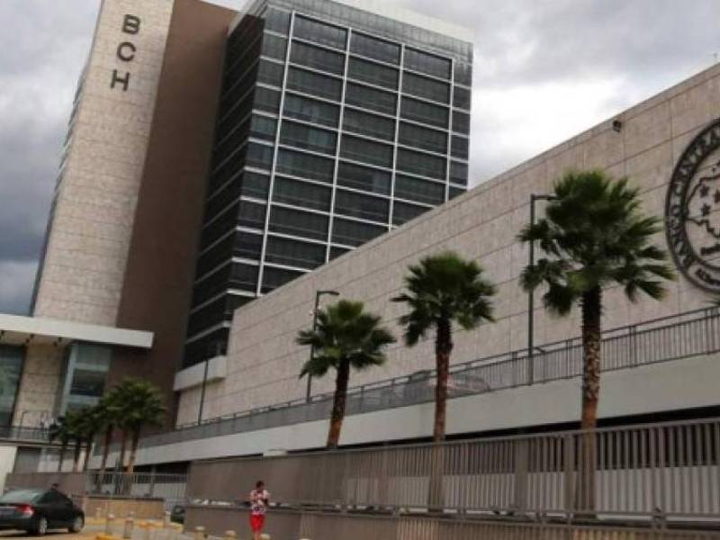 Los importadores están demandando más divisas para sus compras.