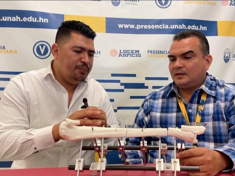 <b><span class=mln_uppercase_mln>Avance.</span></b> El ingeniero Franklin Estrada en entrevista con Presencia Universitaria.