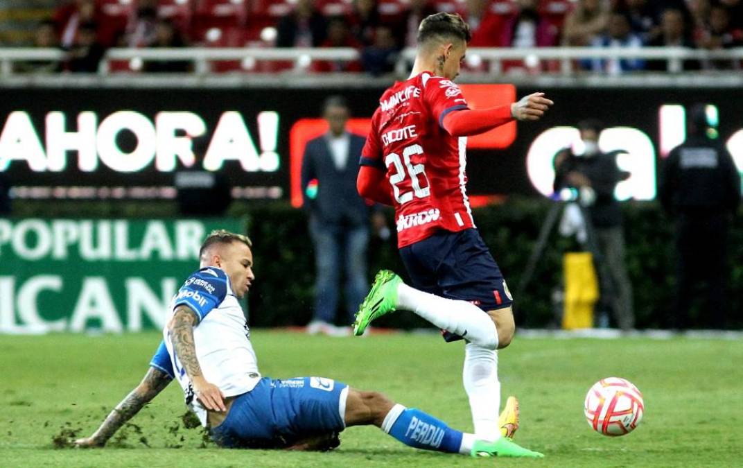 Al tiempo que el jugador de las Chivas esquivó el contacto con un salto, los tachones ubicados en la punta del pie izquierdo del defensor quedaron atorados en el césped