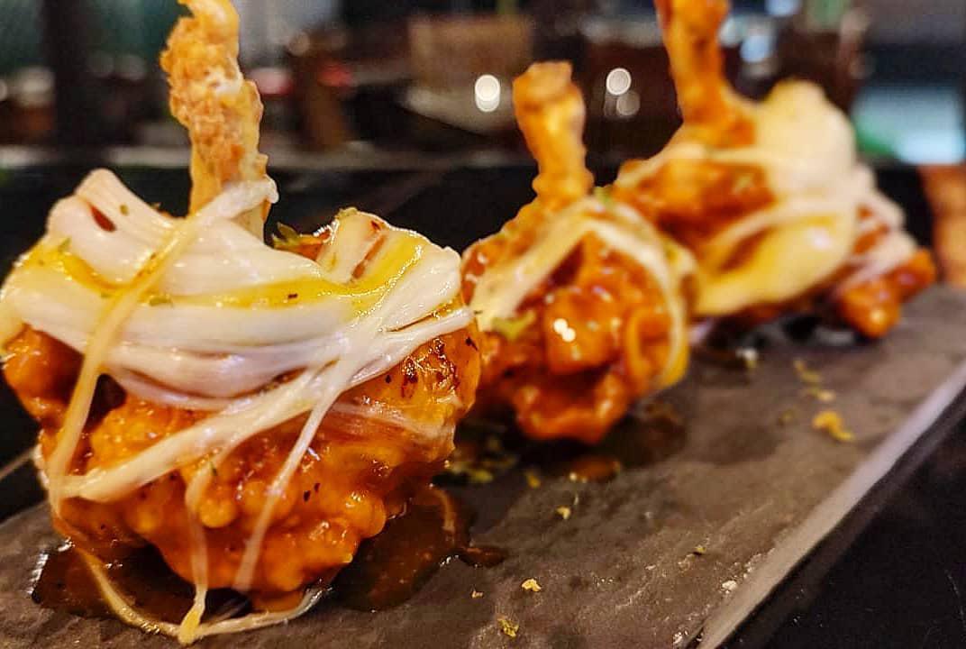 Las alitas de pollo envueltas en tocino y mozzarella son sabrosas.