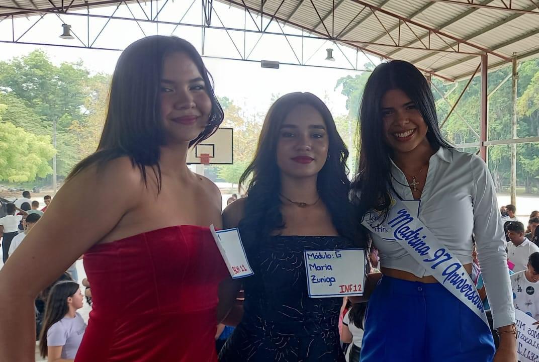 Tais Zamora (derecha) fue elegida como la madrina de los estudiantes del JTR.