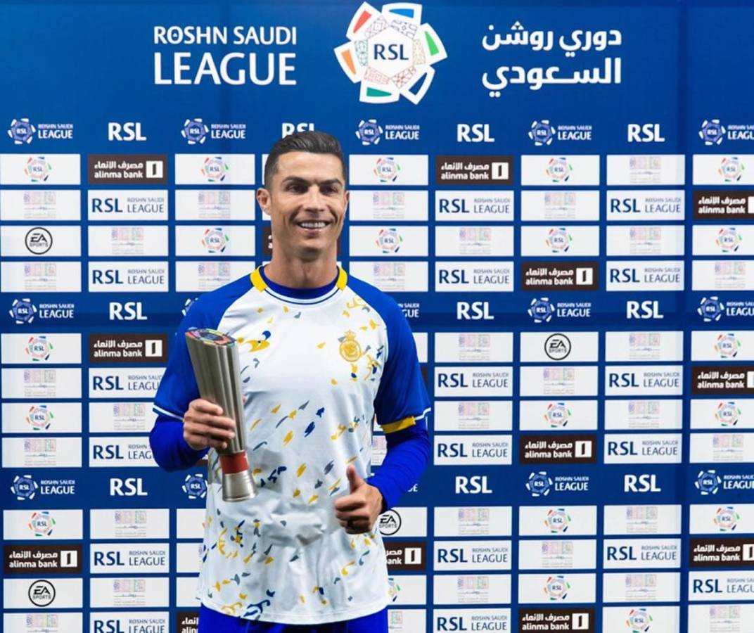 Cristiano Ronaldo posando feliz con su premio.