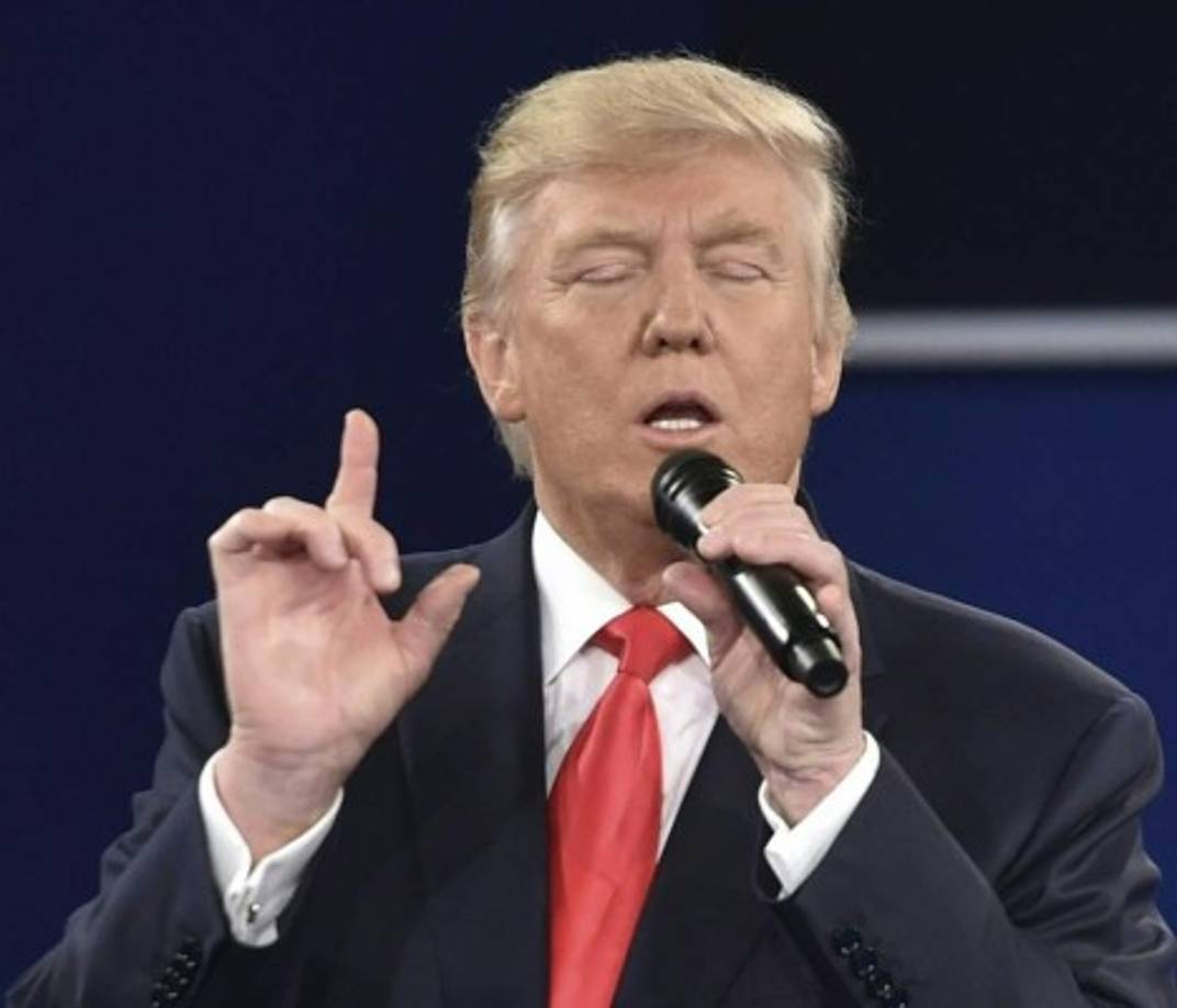 Hay muchas preguntas sobre por qué el candidato republicano cerró tantas veces los ojos ¿Será que le daba miedo que lo miraran cuando hablaba?