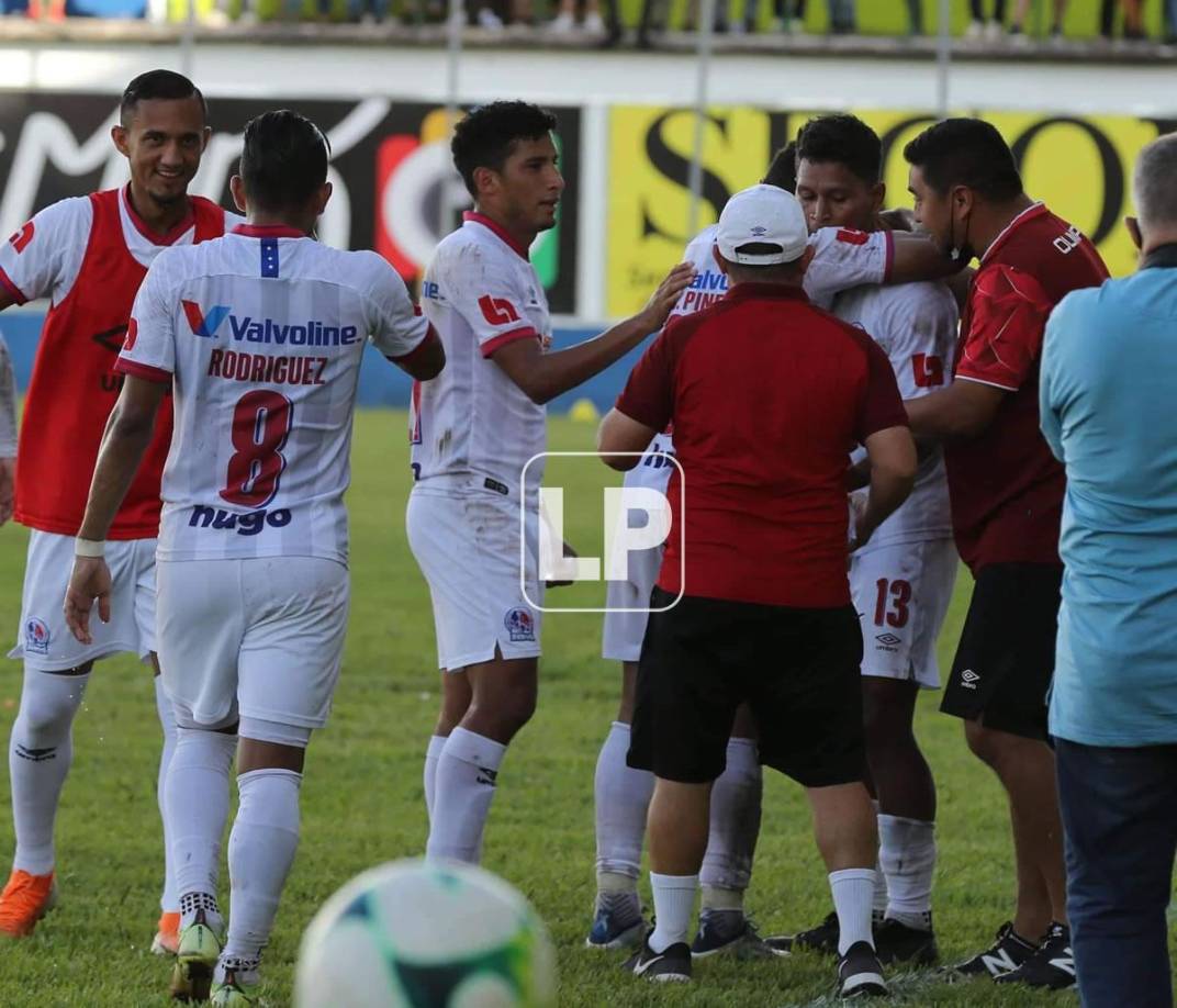 Brayan Moya marcó el gol del triunfo del Olimpia en Olancho y lo celebró con sus compañeros.