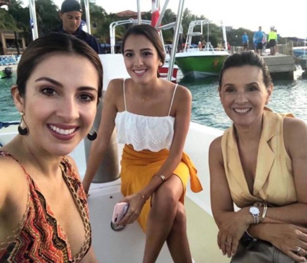 Su madre, doña Hena, las acompañó en sus aventuras más calmadas, como los paseos en lancha.