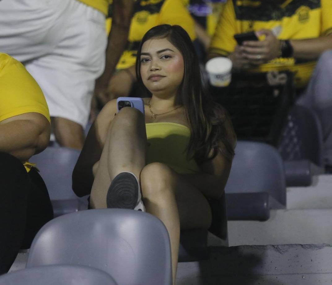 Ella es la chica del Iphone, que se robó las miradas en la localidad de silla del Estadio Morazán de San Pedro Sula.