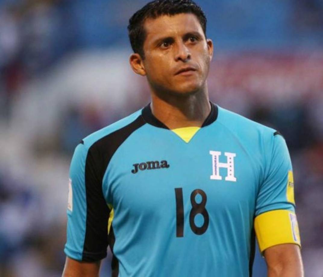 Noel Valladares: No deja de sorprender, el ex-portero reapareció este fin de semana tras su retiro y volvió a las canchas como delantero con los veteranos de Olimpia y ha dejado la portería y guantes atrás, ahora jugaró en Veteranos. Durante la década anterior, en su época de jugador de Motagua, sorprendió a todos al ponerse la camiseta de delantero e ingresar de cambio a pocos minutos del final.