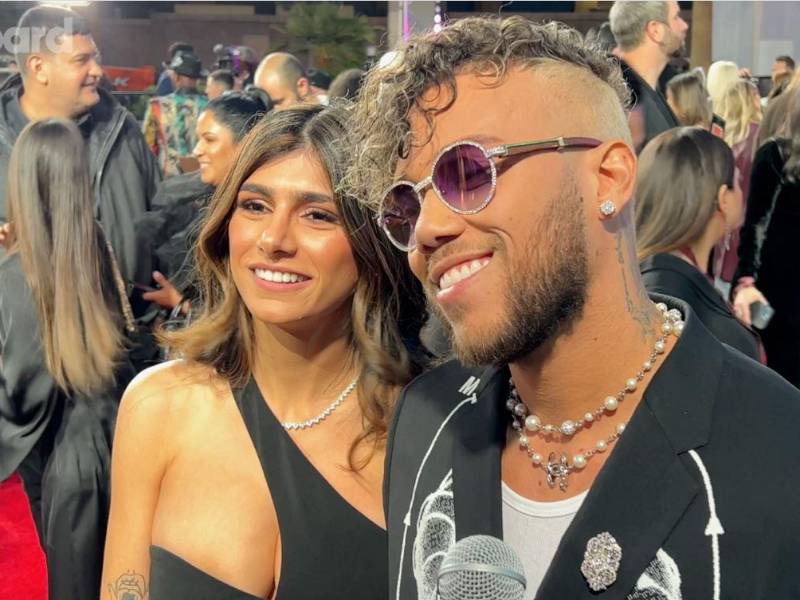 Mia Khalifa y Jhay Cortez.