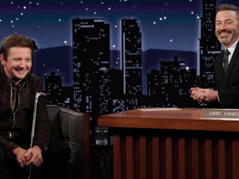 El actor Jeremy Renner en entrevista con Jimmy Kimmel.