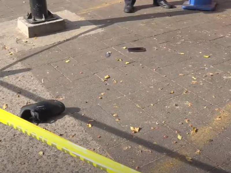 Un zapato, una arma y un teléfono celular tirados en el suelo fue la escena que esta mañana, viernes 13 de septiembre, llamó la atención de los peatones colonia Miraflores de Tegucigalpa.