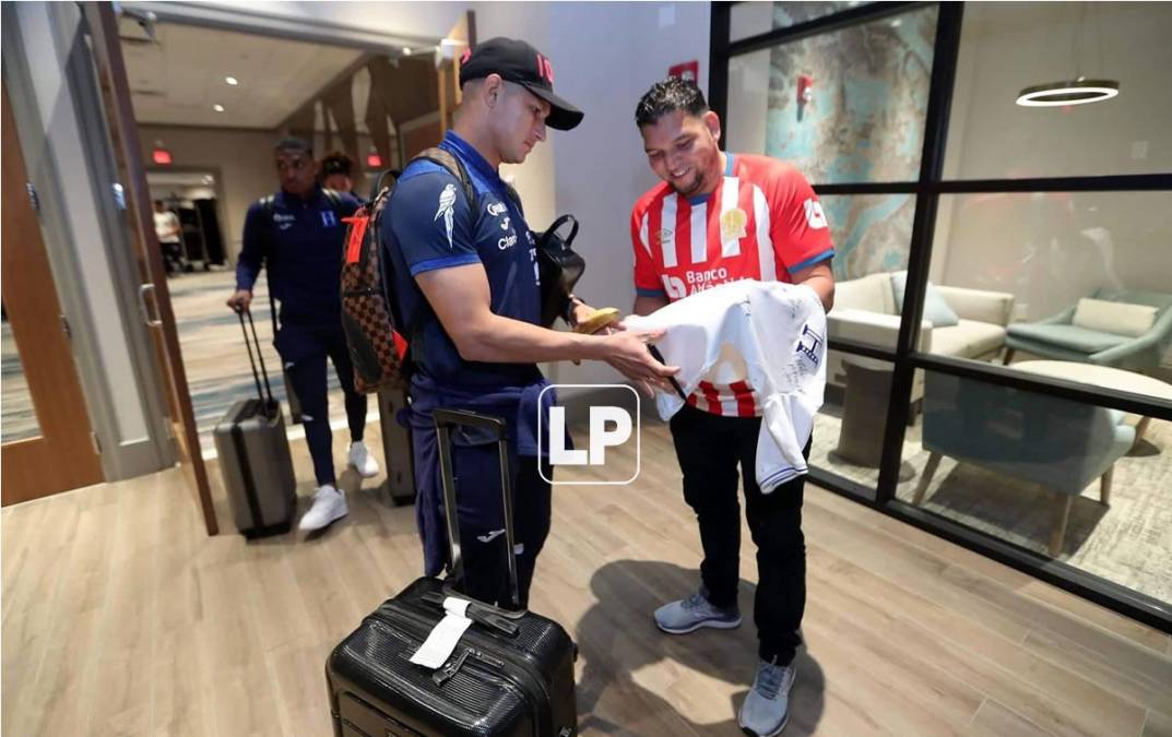 Héctor Castellanos fue otro de los que autografió la camiseta al aficionado.