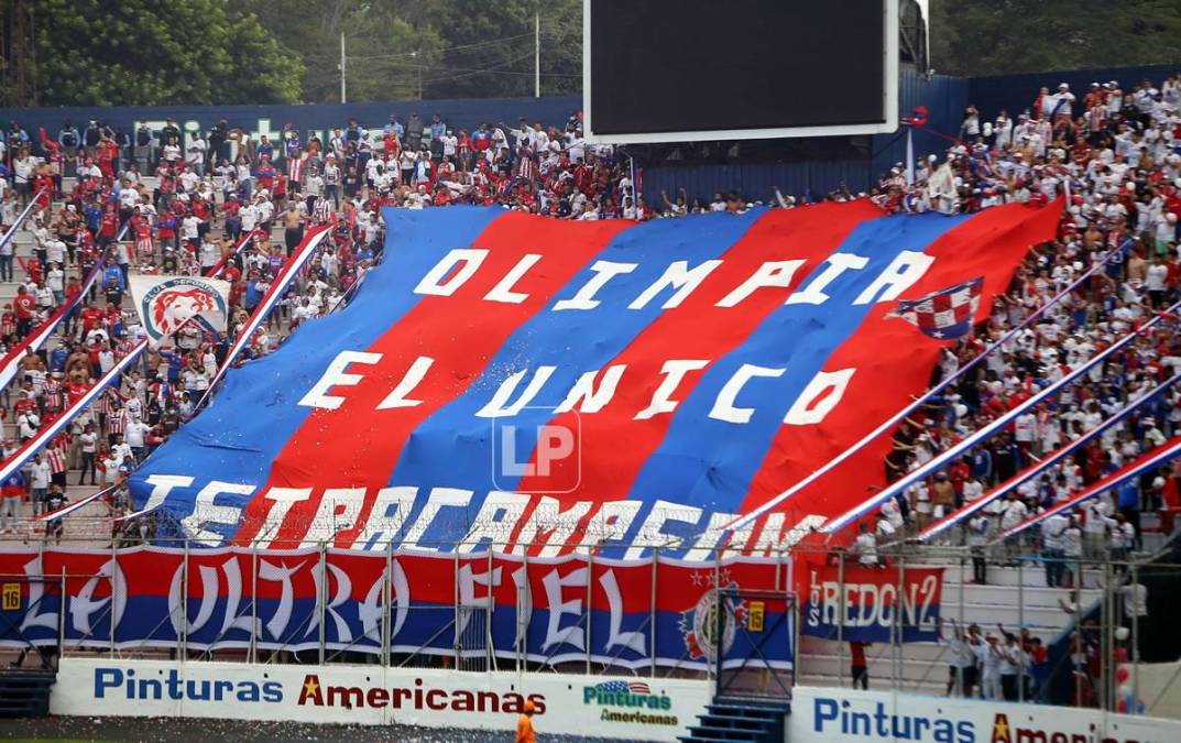 La tremenda manta con la que la Ultra Fiel alentó al Olimpia.