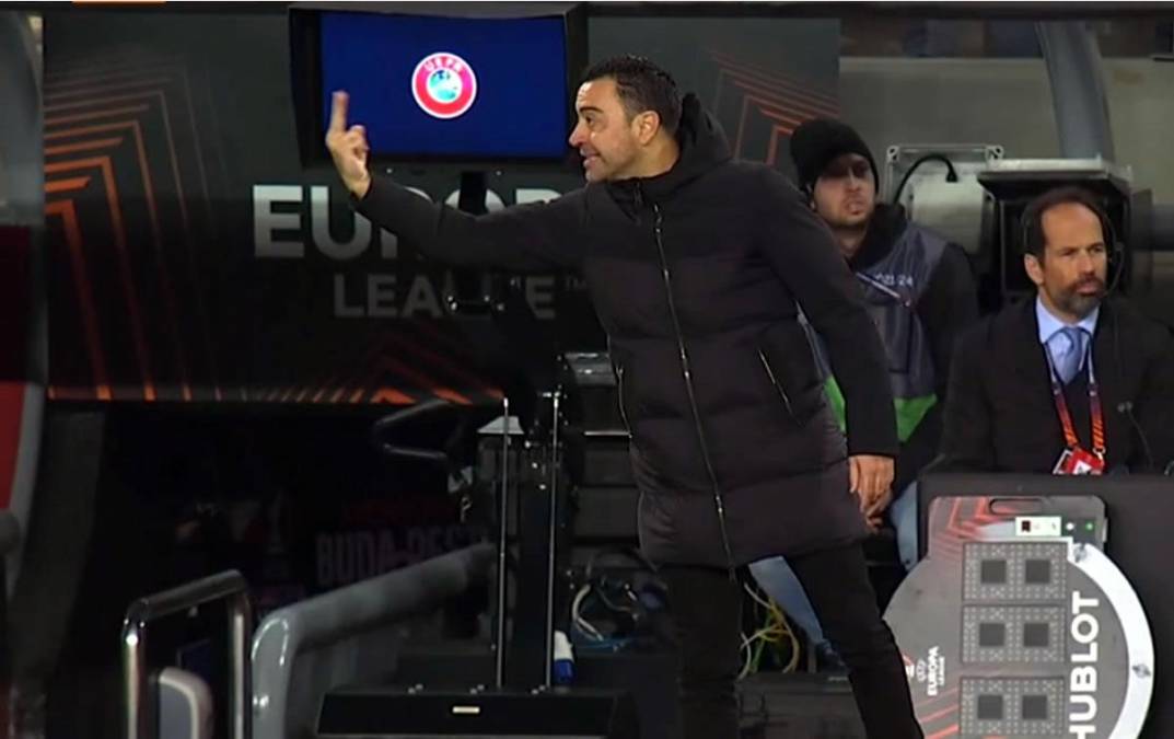 Xavi Hernández se enfadó mucho con los árbitros por no pitar la mano de Fred. “Dos penaltis, dos penaltis”, le dijo el entrenador culé al cuarto árbitro.