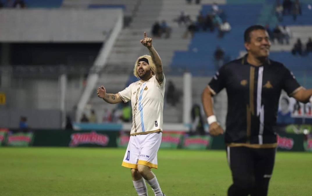 ‘Julián de León’ marcó un gol de penal para la paliza de la Selección Mundialista contra la Selección Dorada.