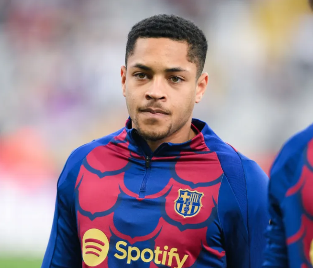 GIRO INESPERADO / El diario Sport publica ahora que Vitor Roque está cansado de su situación en Barcelona y desea marcharse a Lazio. Al parecer, el club italiano presentó una oferta de 20 millones de euros por el 50% de los derechos de transferencia del jugador. Sin embargo, esta propuesta no satisface a los azulgranas, y ambos clubes continúan en negociaciones para llegar a un acuerdo.